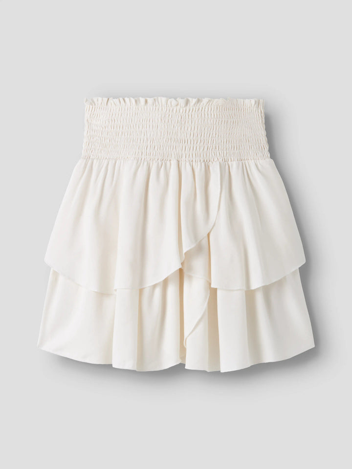 Kort vit volang kjol till flicka. Volangkjol till ungdom tjej från LMTD, kort vit kjol med volanger med smock i bred resår i midjan.
NLFSANDYY SOLID SHORT SKIRT
13259625