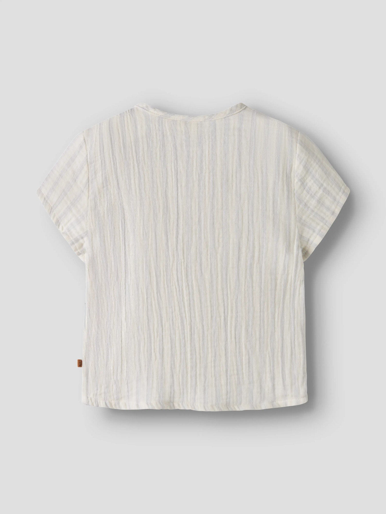 Gammeldags vit och ljus blå randig kortärmad baby skjorta till bebis pojke. Gullig t-shirt i ekologisk bomull från Lil 'Atelier.
NBMHAGI SS LOOSE SHIRT LIL
13259706