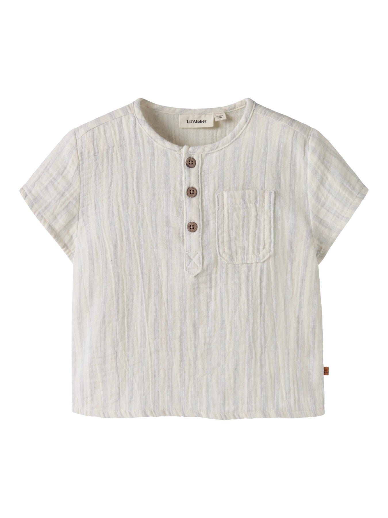 Gammeldags vit och ljus blå randig kortärmad baby skjorta till bebis pojke. Gullig t-shirt i ekologisk bomull från Lil 'Atelier.
NBMHAGI SS LOOSE SHIRT LIL
13259706