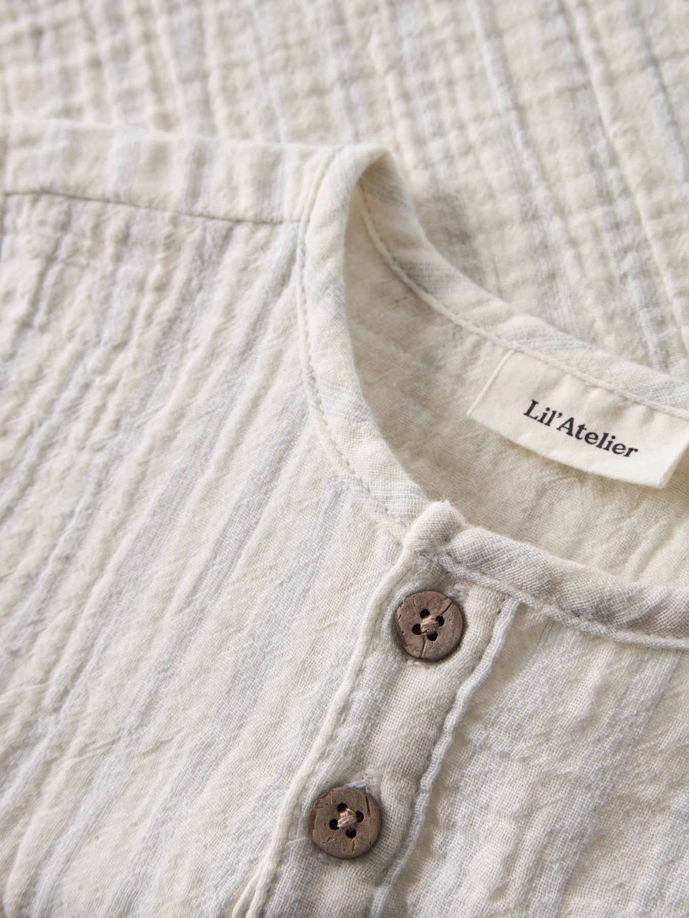 Gammeldags vit och ljus blå randig kortärmad baby skjorta till bebis pojke. Gullig t-shirt i ekologisk bomull från Lil 'Atelier.
NBMHAGI SS LOOSE SHIRT LIL
13259706