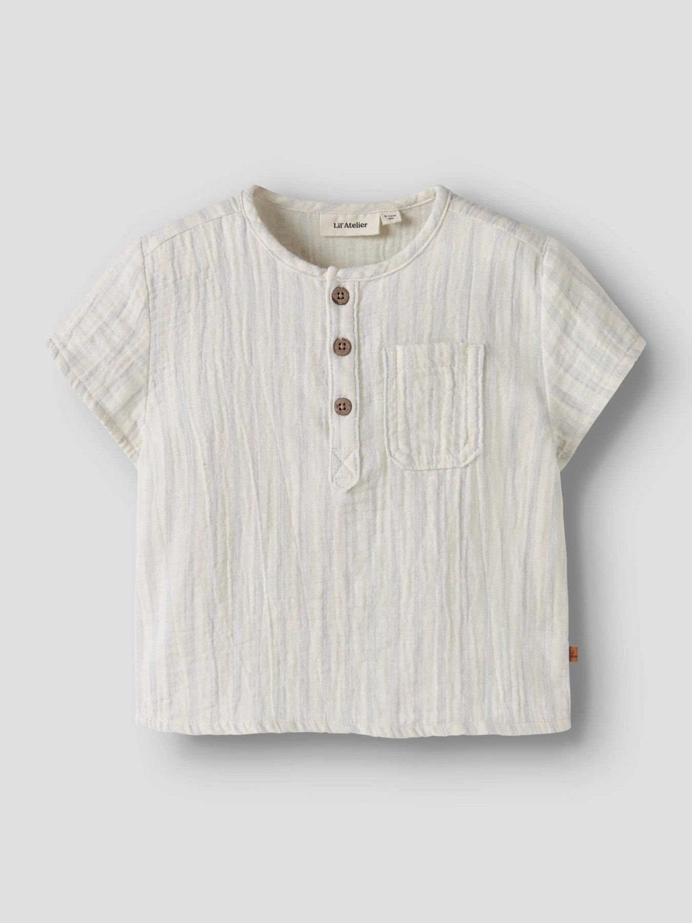 Gammeldags vit och ljus blå randig kortärmad baby skjorta till bebis pojke. Gullig t-shirt i ekologisk bomull från Lil 'Atelier.
NBMHAGI SS LOOSE SHIRT LIL
13259706