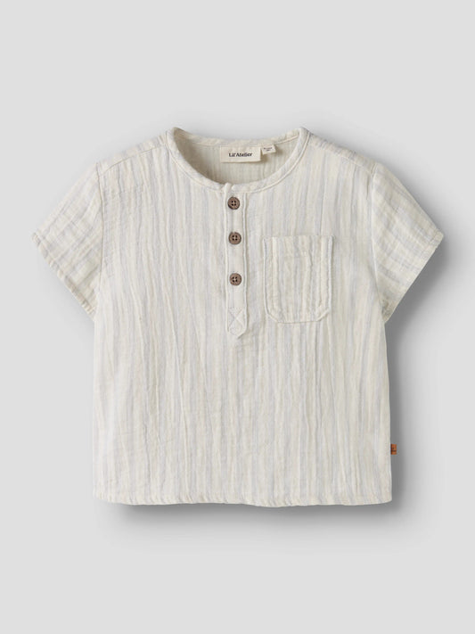 Gammeldags vit och ljus blå randig kortärmad baby skjorta till bebis pojke. Gullig t-shirt i ekologisk bomull från Lil 'Atelier.
NBMHAGI SS LOOSE SHIRT LIL
13259706