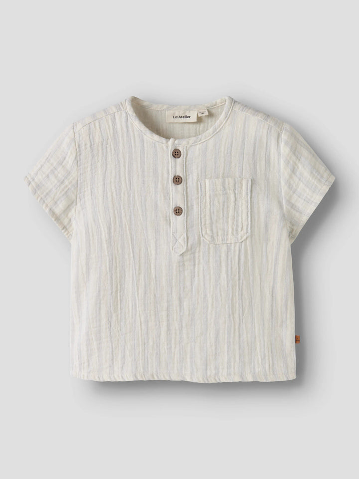 Gammeldags vit och ljus blå randig kortärmad baby skjorta till bebis pojke. Gullig t-shirt i ekologisk bomull från Lil 'Atelier.
NBMHAGI SS LOOSE SHIRT LIL
13259706