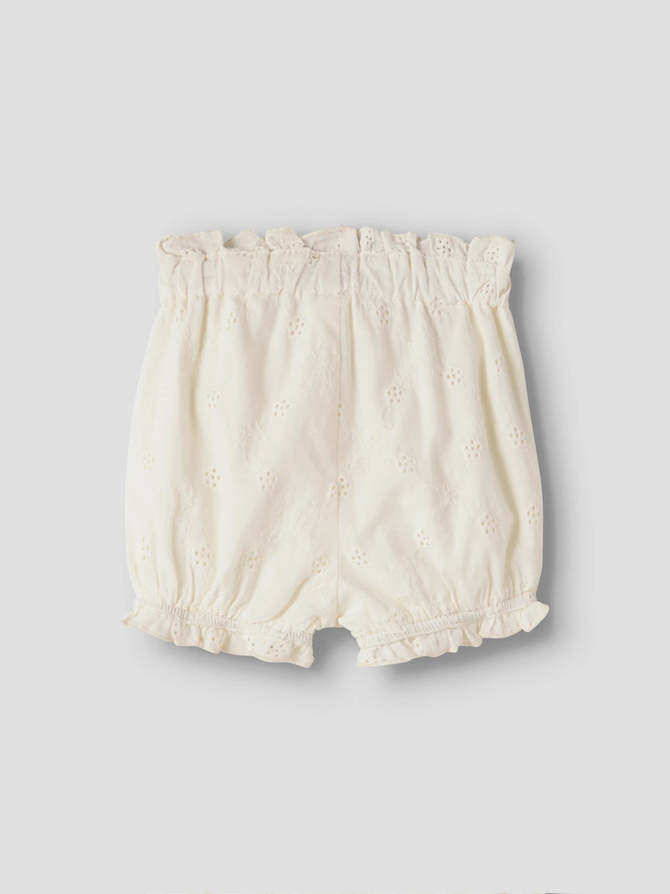 Söta vita baby shorts till flicka. Spets shorts, bloomers som fungerar både som blöjbyxa under klänning eller kjol till bebis flicka eller som vanliga små shorts  att ha till body eller tröja. Ekologiska babykläder till flicka från Lil 'Ateler.
NBFHOSA LOOSE BLOOMERS LIL
13259718