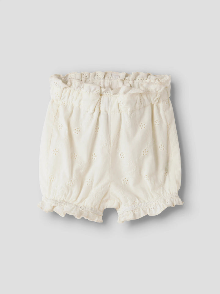 Söta vita baby shorts till flicka. Spets shorts, bloomers som fungerar både som blöjbyxa under klänning eller kjol till bebis flicka eller som vanliga små shorts  att ha till body eller tröja. Ekologiska babykläder till flicka från Lil 'Ateler.
NBFHOSA LOOSE BLOOMERS LIL
13259718