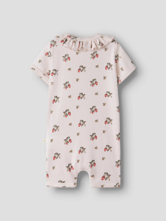 Gullig rosa sunsuit från Lil 'Atelier till nyfödd bebis flicka. Baby sunsuit body kortärmad till baby flicka, rosa med smultron och jordgubbar på. Ekologiska bebiskläder till flicka.
NBFGAYO SIK SS SUNSUIT LIL
13259756
