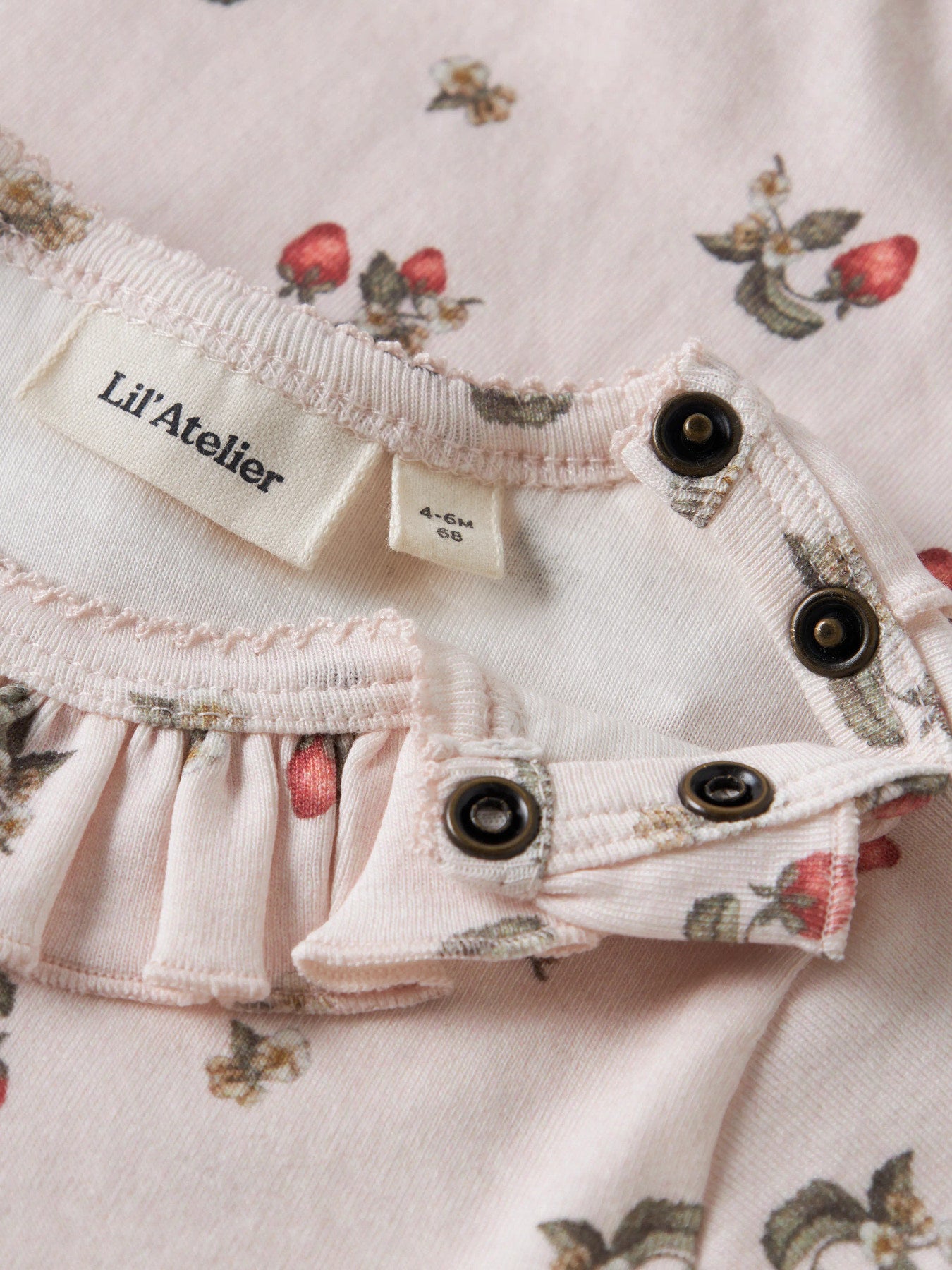 Gullig rosa sunsuit från Lil 'Atelier till nyfödd bebis flicka. Baby sunsuit body kortärmad till baby flicka, rosa med smultron och jordgubbar på. Ekologiska bebiskläder till flicka.
NBFGAYO SIK SS SUNSUIT LIL
13259756