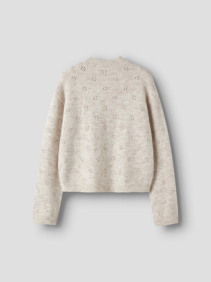 LMTD Namelyn kort stickad tröja ungdom flicka oatmeal beige med hålstickat mönster