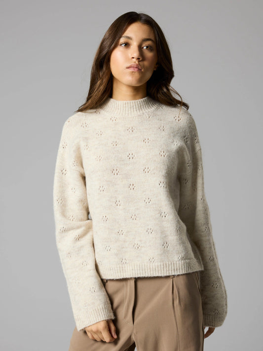 LMTD Namelyn kort stickad tröja ungdom flicka oatmeal beige med hålstickat mönster