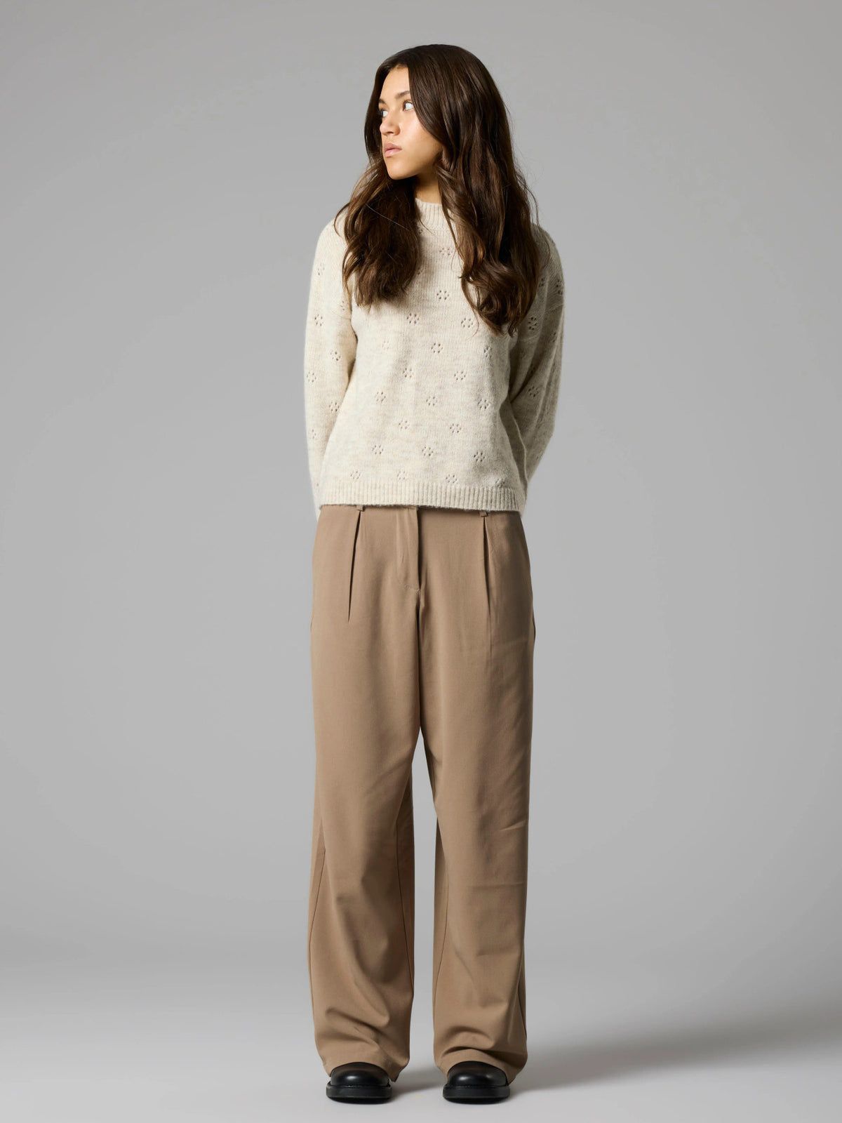 LMTD Namelyn kort stickad tröja ungdom flicka oatmeal beige med hålstickat mönster
