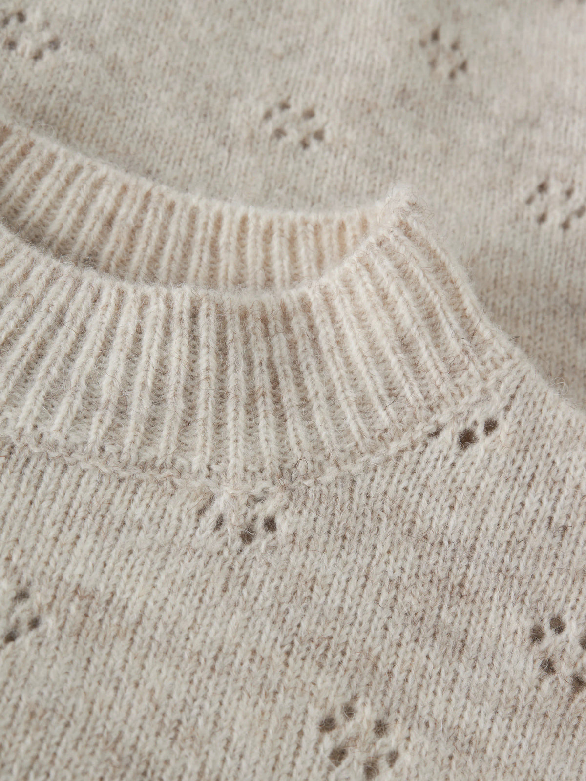 LMTD Namelyn kort stickad tröja ungdom flicka oatmeal beige med hålstickat mönster