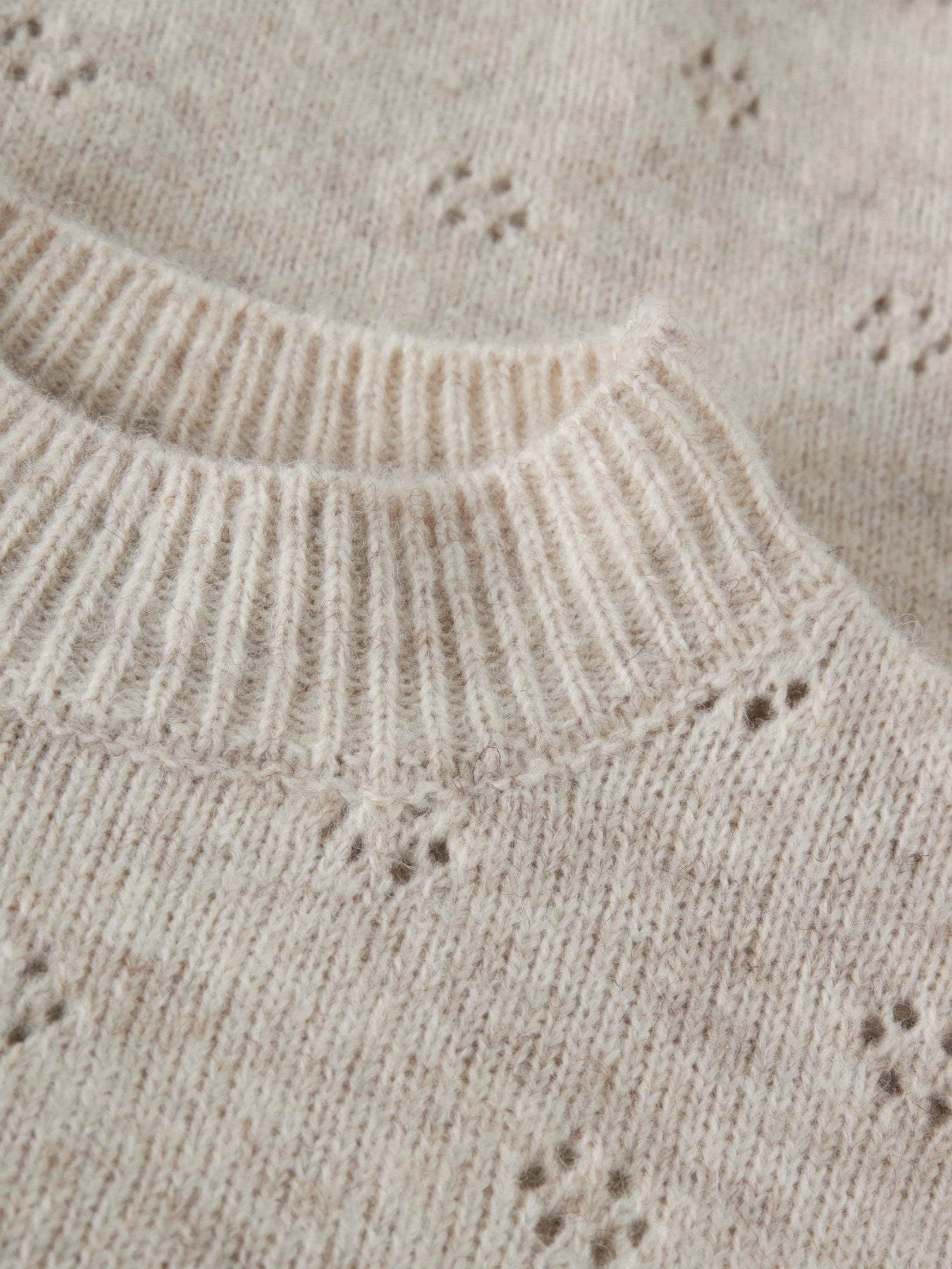 LMTD Namelyn kort stickad tröja ungdom flicka oatmeal beige med hålstickat mönster
