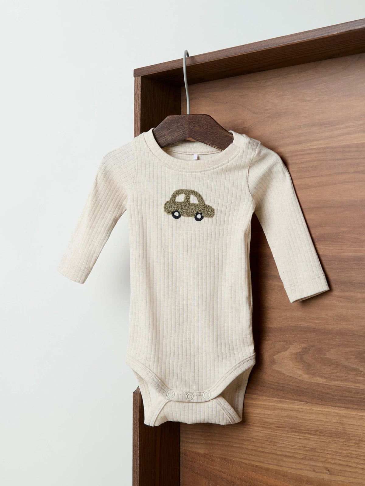 Name It Olander beige ribbad babybody med broderad bil för pojke