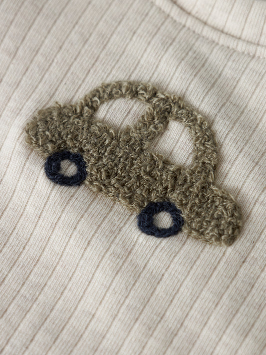 Name It Olander beige ribbad babybody med broderad bil för pojke