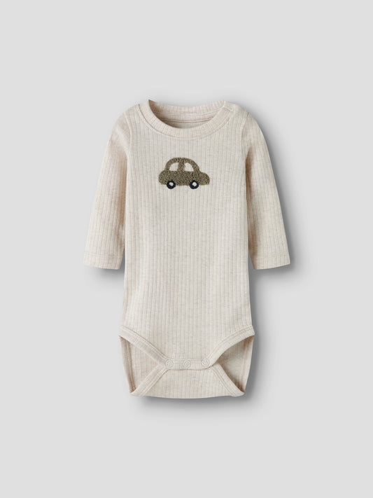 Name It Olander beige ribbad babybody med broderad bil för pojke