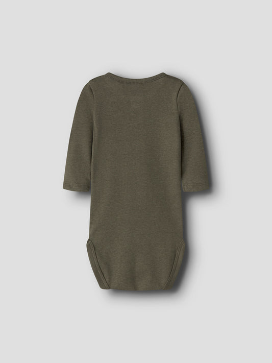 Name It Ohoney långärmad babybody i mörkgrön färg för pojke
