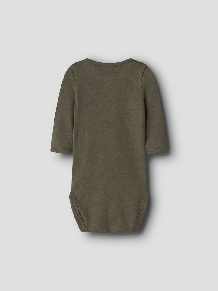 Name It Ohoney långärmad babybody i mörkgrön färg för pojke