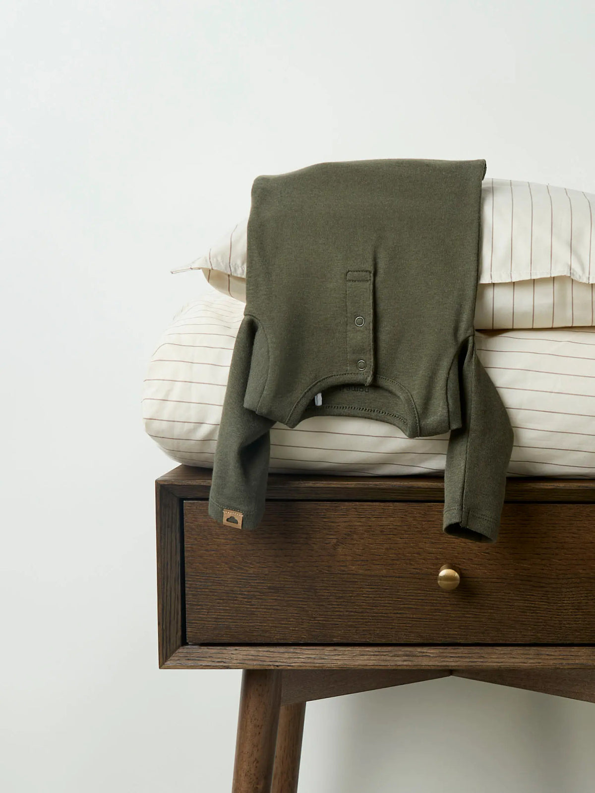 Name It Ohoney långärmad babybody i mörkgrön färg för pojke