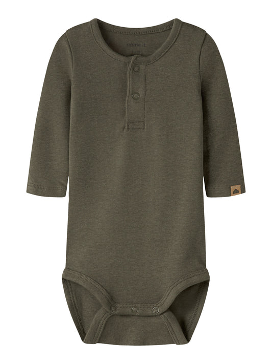 Name It Ohoney långärmad babybody i mörkgrön färg för pojke