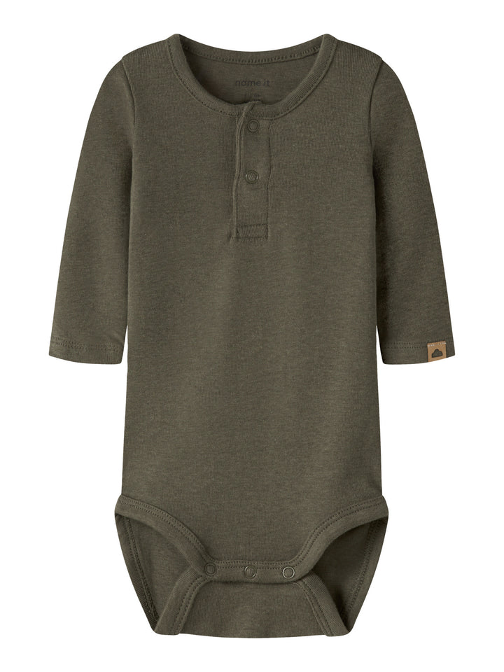 Name It Ohoney långärmad babybody i mörkgrön färg för pojke