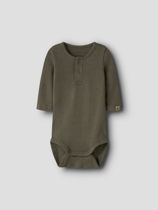 Name It Ohoney långärmad babybody i mörkgrön färg för pojke