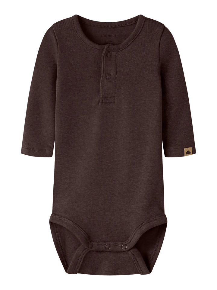 Name It Ohoney långärmad babybody i mörkbrun färg för pojke