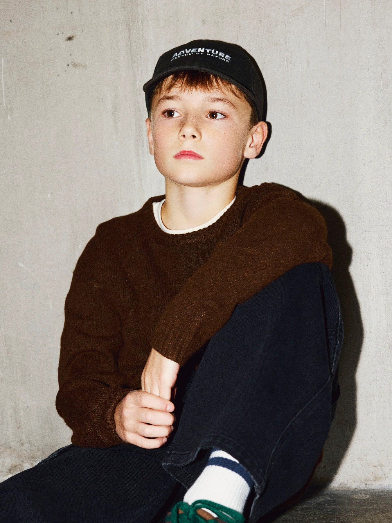 Name It Olexandr stickad tröja pojke kids mörkbrun med broderad figur på bröstet