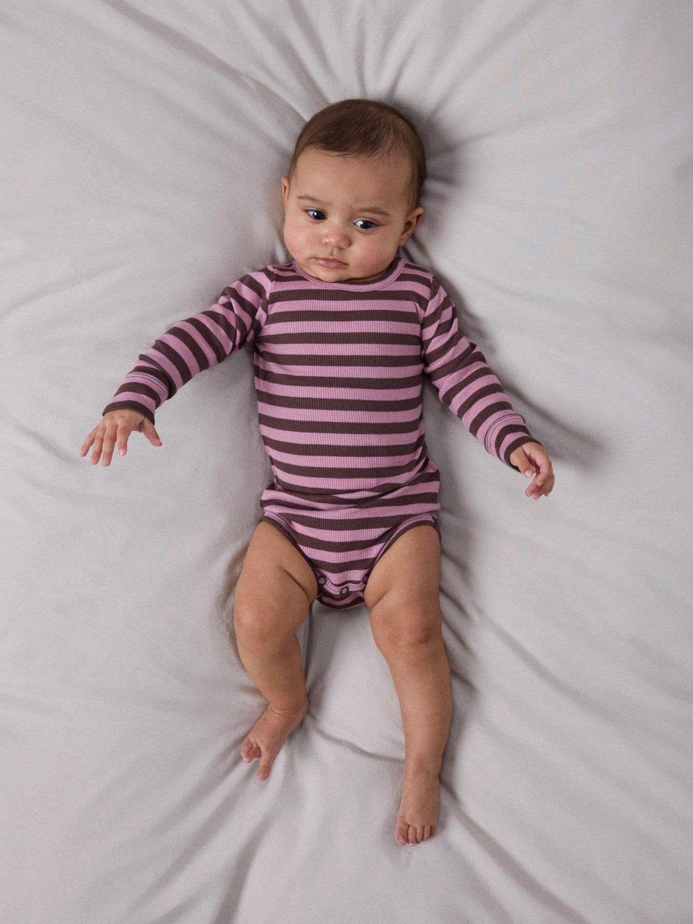 Name It rosa och vinröd randig ribbad body för baby unisex i ekologisk bomull och TENCEL™ Modal med tryckknappar och mjuk stretchkvalitet
