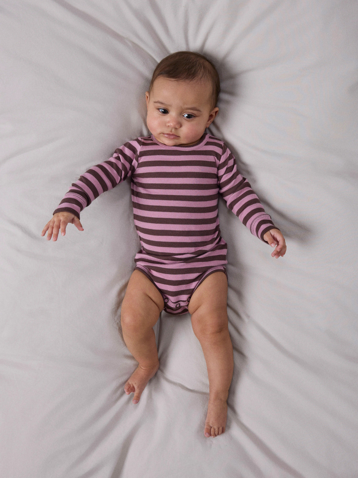 Name It rosa och vinröd randig ribbad body för baby unisex i ekologisk bomull och TENCEL™ Modal med tryckknappar och mjuk stretchkvalitet