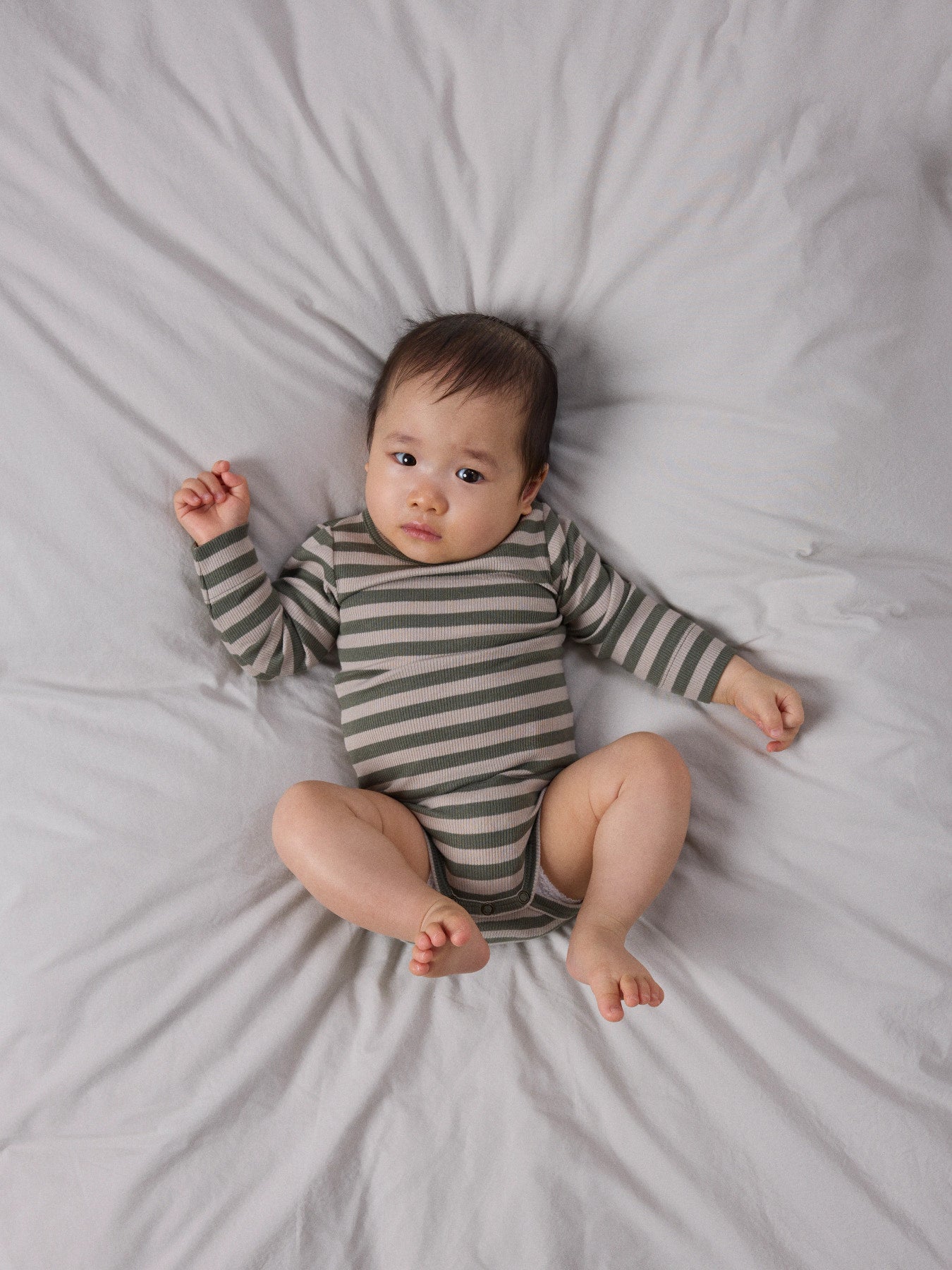 Name It grön randig ribbad body för baby unisex i ekologisk bomull och TENCEL™ Modal med tryckknappar och mjuk stretchkvalitet