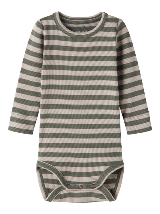 Name It grön randig ribbad body för baby unisex i ekologisk bomull och TENCEL™ Modal med tryckknappar och mjuk stretchkvalitet