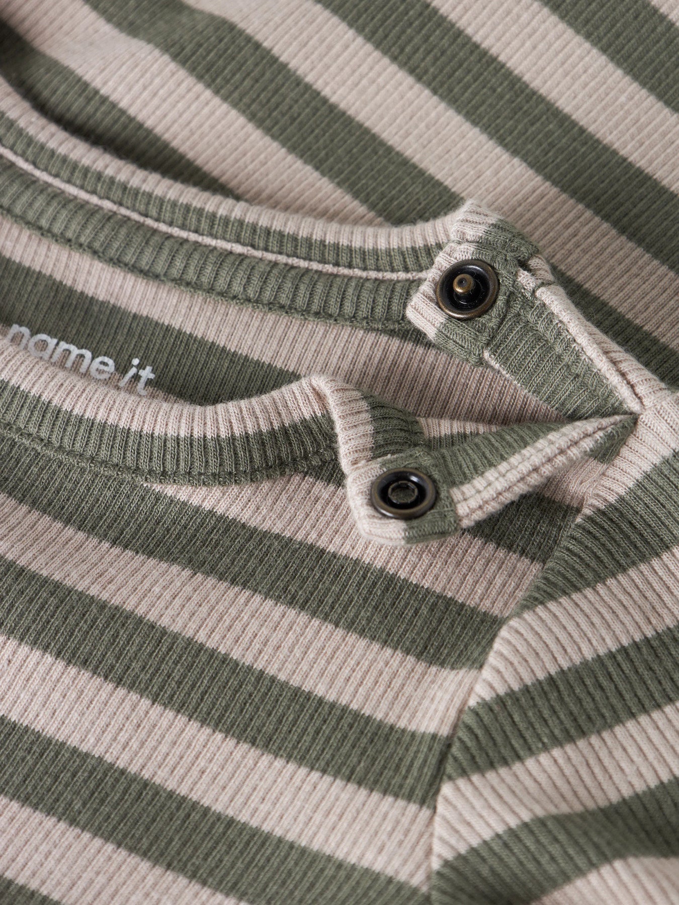 Name It grön randig ribbad body för baby unisex i ekologisk bomull och TENCEL™ Modal med tryckknappar och mjuk stretchkvalitet