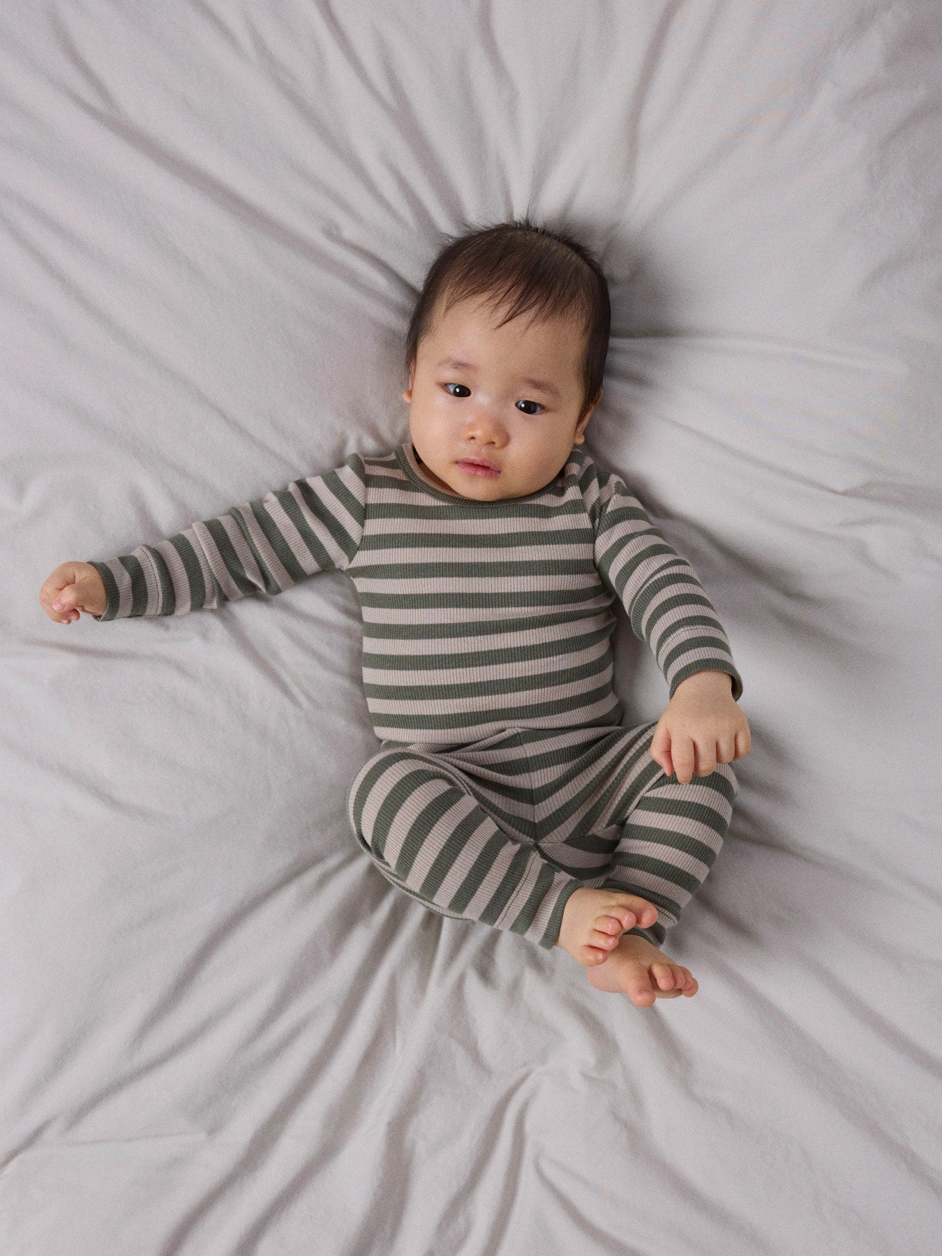 Name It olivgröna ribbade leggings för baby unisex i ekologisk bomull och TENCEL™ Modal med elastisk midja och mjuk stretchkvalitet
