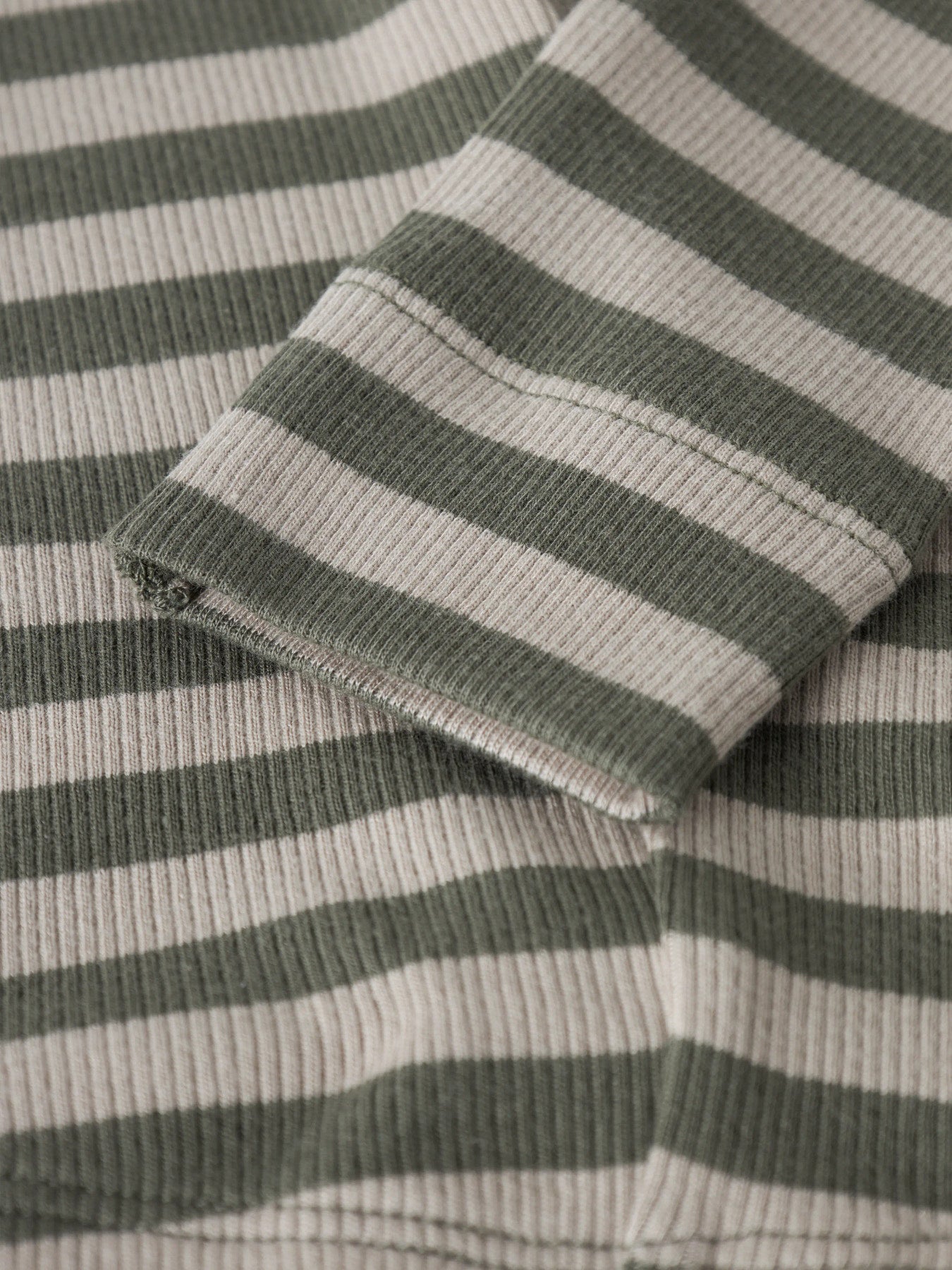 Name It olivgröna ribbade leggings för baby unisex i ekologisk bomull och TENCEL™ Modal med elastisk midja och mjuk stretchkvalitet