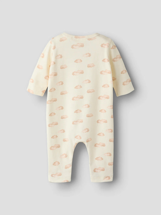 Lil' Atelier beige molnpyjamas för baby unisex i ekologisk bomull och TENCEL™ Lyocell med mjukt molnmönster och bekväm passform