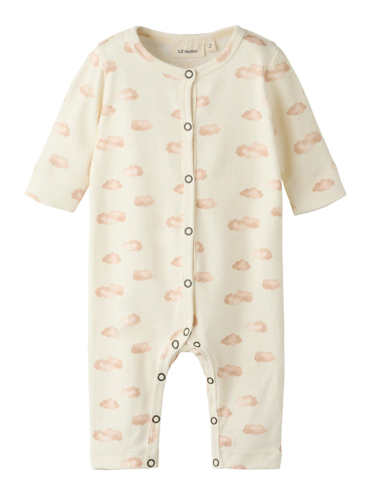 Lil' Atelier beige molnpyjamas för baby unisex i ekologisk bomull och TENCEL™ Lyocell med mjukt molnmönster och bekväm passform