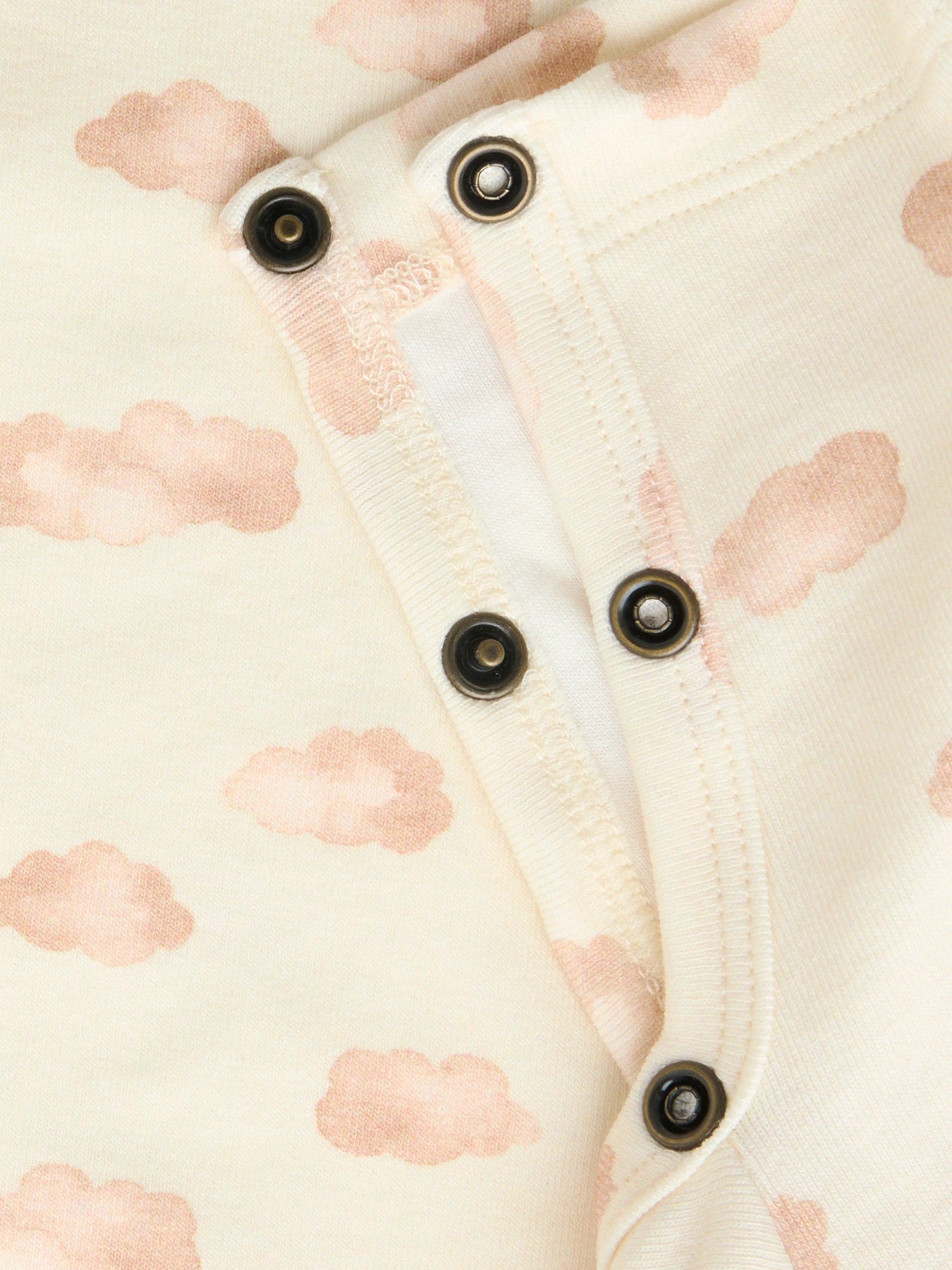 Lil' Atelier beige molnpyjamas för baby unisex i ekologisk bomull och TENCEL™ Lyocell med mjukt molnmönster och bekväm passform