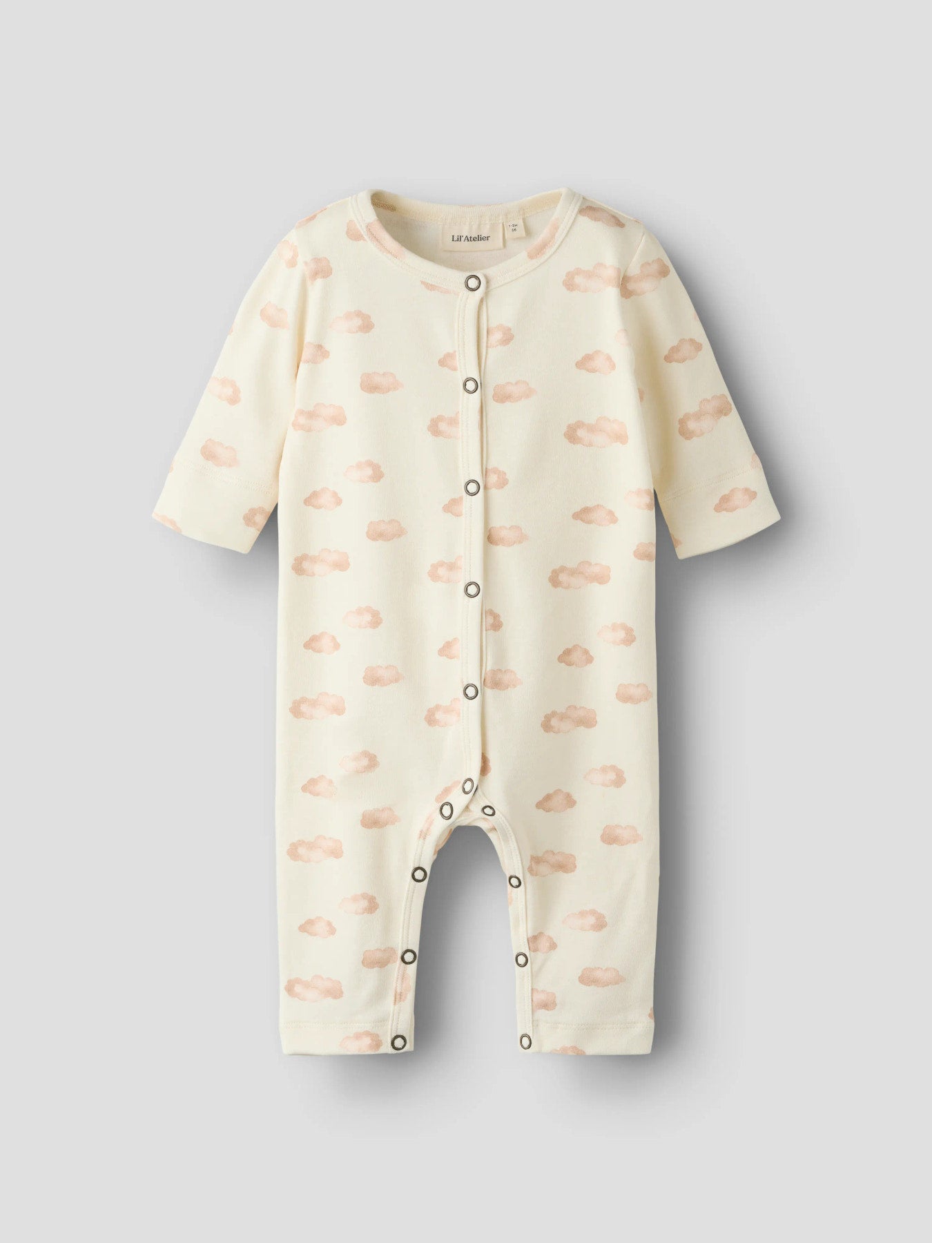 Lil' Atelier beige molnpyjamas för baby unisex i ekologisk bomull och TENCEL™ Lyocell med mjukt molnmönster och bekväm passform