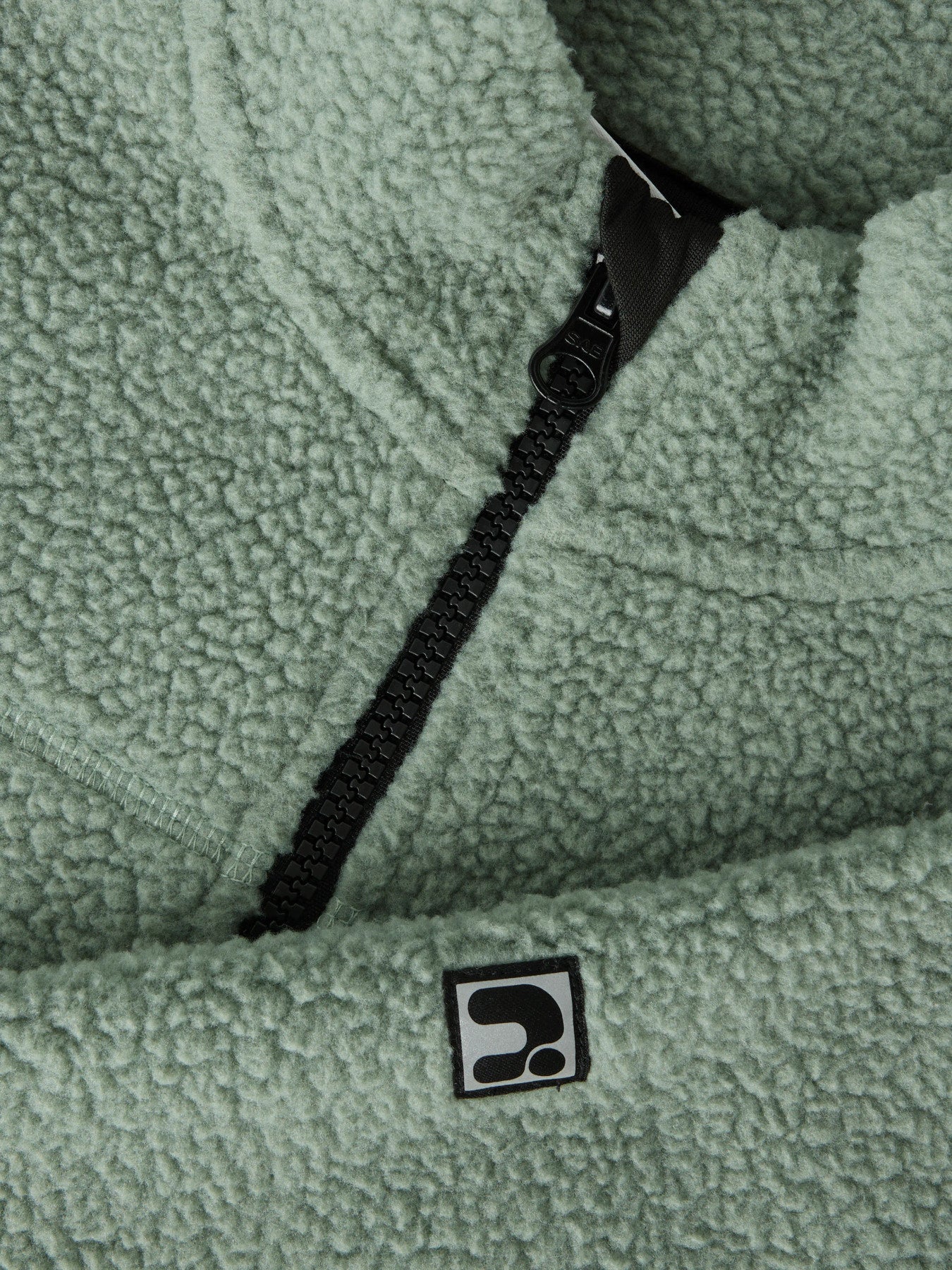 Grön teddy jacka till pojke. Snygg fleece jacka från Name it till pojke.
NKMBULIN LS NREG TEDDY CARD
13261267