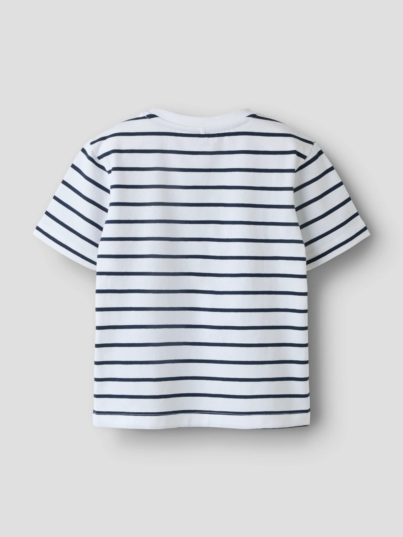 Randig Emil i Lönneberga tröja till pojke. Kortärmad vit t-shirt, randig med Astrid Lingdrens älskade Emil, mysse och bysse från Lönneberga. 
NMMMIALL EMIL SS NREG TOP BOX SKY
13261310
