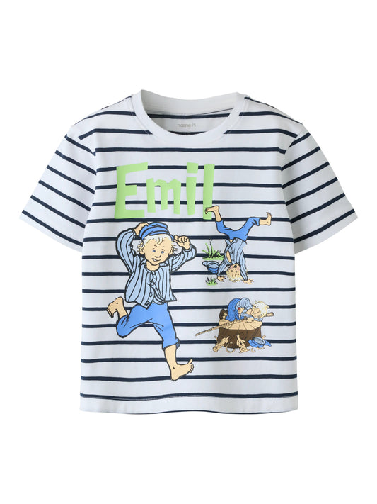Randig Emil i Lönneberga tröja till pojke. Kortärmad vit t-shirt, randig med Astrid Lingdrens älskade Emil, mysse och bysse från Lönneberga. 
NMMMIALL EMIL SS NREG TOP BOX SKY
13261310