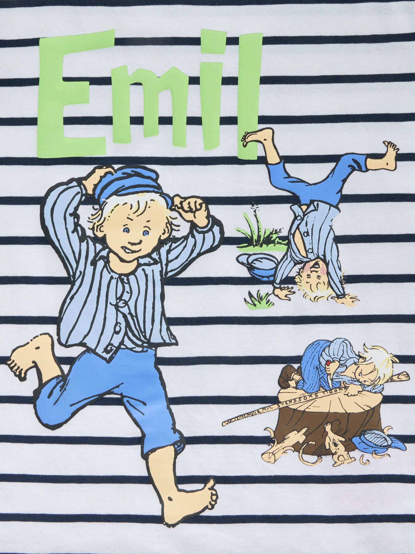 Randig Emil i Lönneberga tröja till pojke. Kortärmad vit t-shirt, randig med Astrid Lingdrens älskade Emil, mysse och bysse från Lönneberga. 
NMMMIALL EMIL SS NREG TOP BOX SKY
13261310