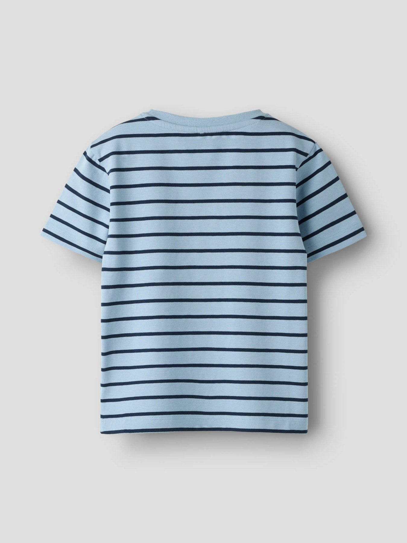 Randig Emil i Lönneberga tröja till pojke. Kortärmad blå t-shirt, randig med Astrid Lingdrens älskade Emil, mysse och bysse från Lönneberga. 
NMMMIALL EMIL SS NREG TOP BOX SKY
13261310