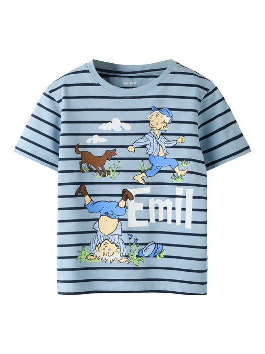 Randig Emil i Lönneberga tröja till pojke. Kortärmad blå t-shirt, randig med Astrid Lingdrens älskade Emil, mysse och bysse från Lönneberga. 
NMMMIALL EMIL SS NREG TOP BOX SKY
13261310