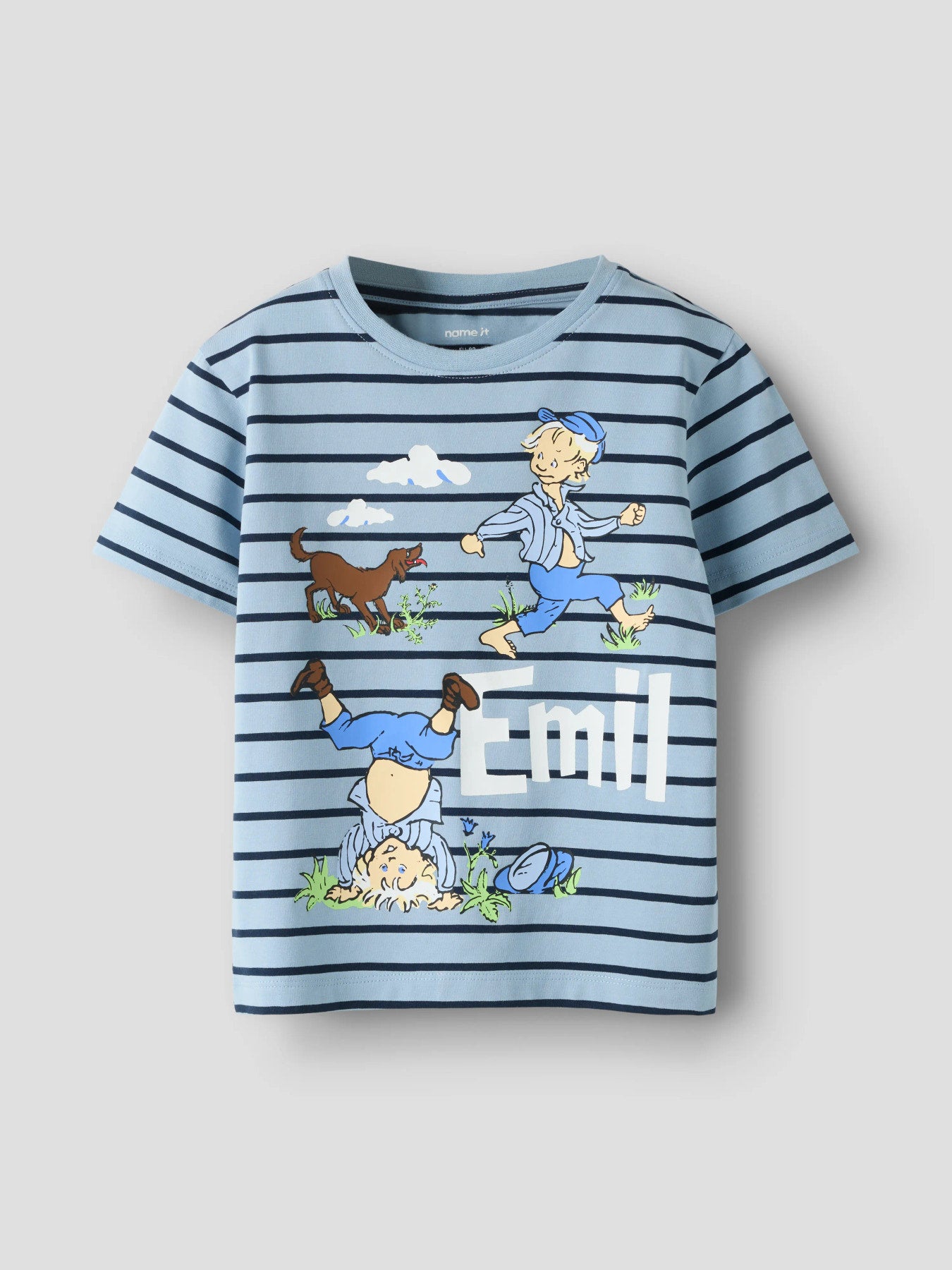 Randig Emil i Lönneberga tröja till pojke. Kortärmad blå t-shirt, randig med Astrid Lingdrens älskade Emil, mysse och bysse från Lönneberga. 
NMMMIALL EMIL SS NREG TOP BOX SKY
13261310