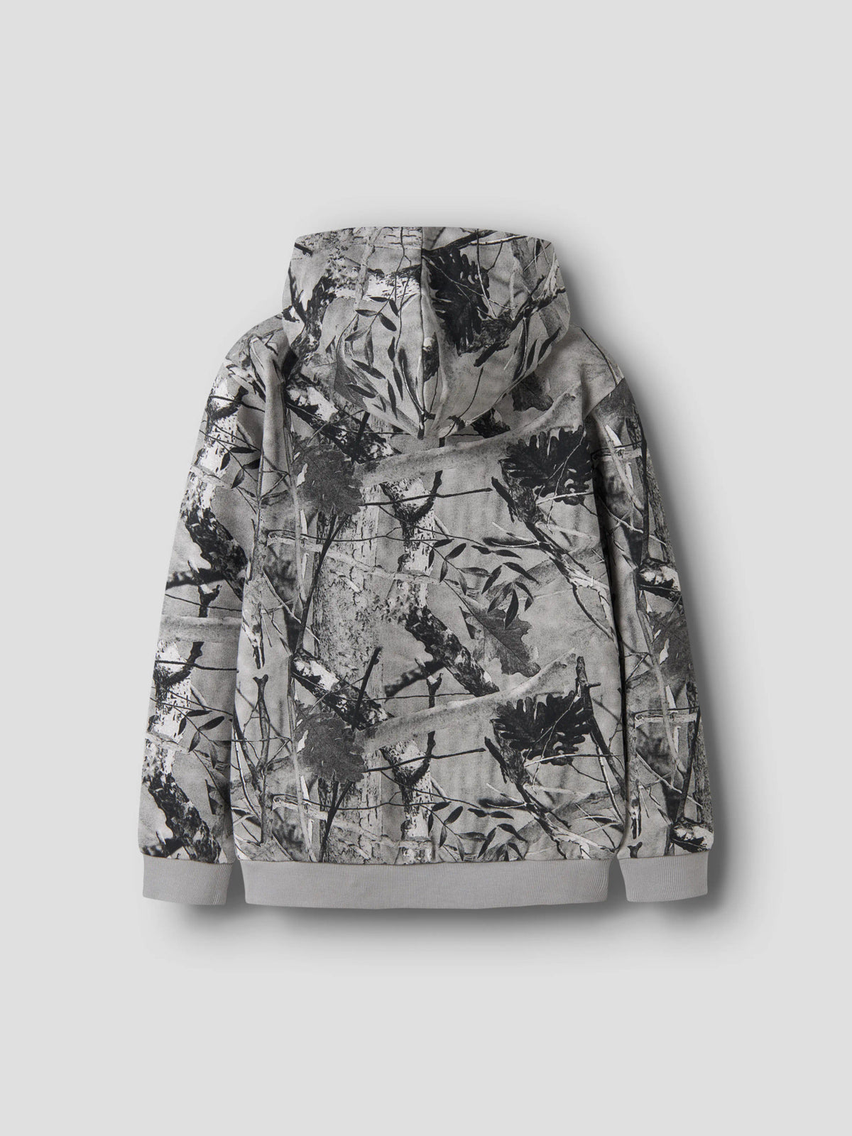 Name It Rasse gråsvart hoodie för pojke med heltäckande skogsmönster och huva.