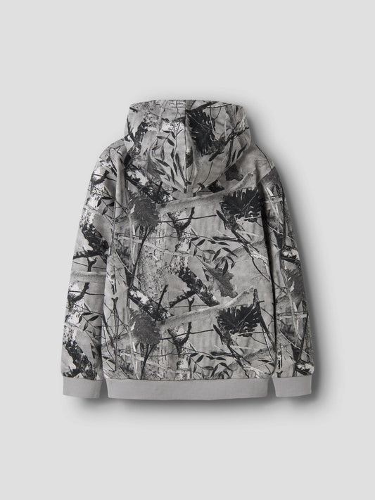 Name It Rasse gråsvart hoodie för pojke med heltäckande skogsmönster och huva.