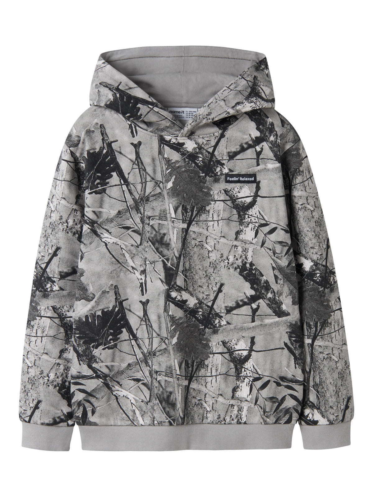 Name It Rasse gråsvart hoodie för pojke med heltäckande skogsmönster och huva.