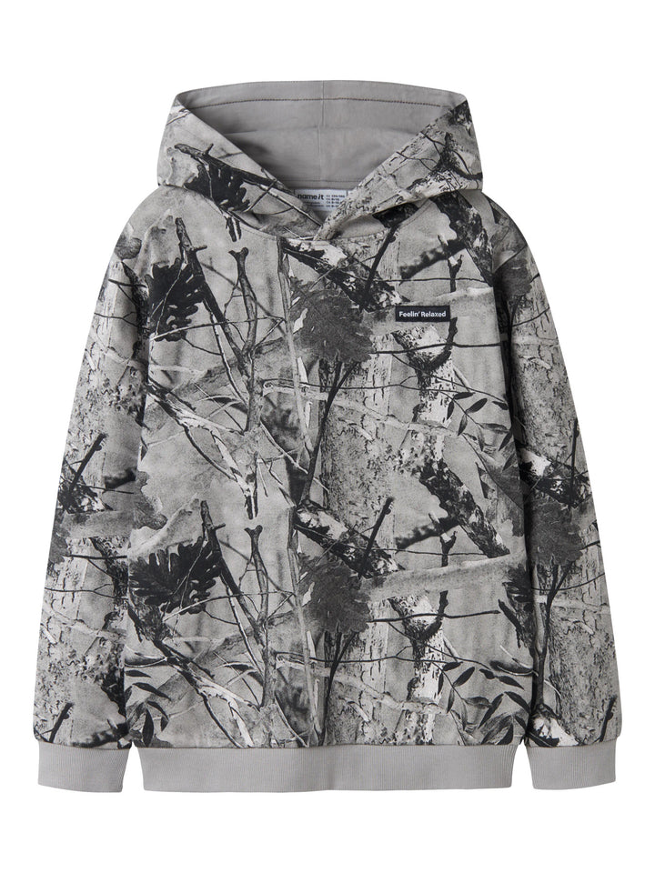 Name It Rasse gråsvart hoodie för pojke med heltäckande skogsmönster och huva.