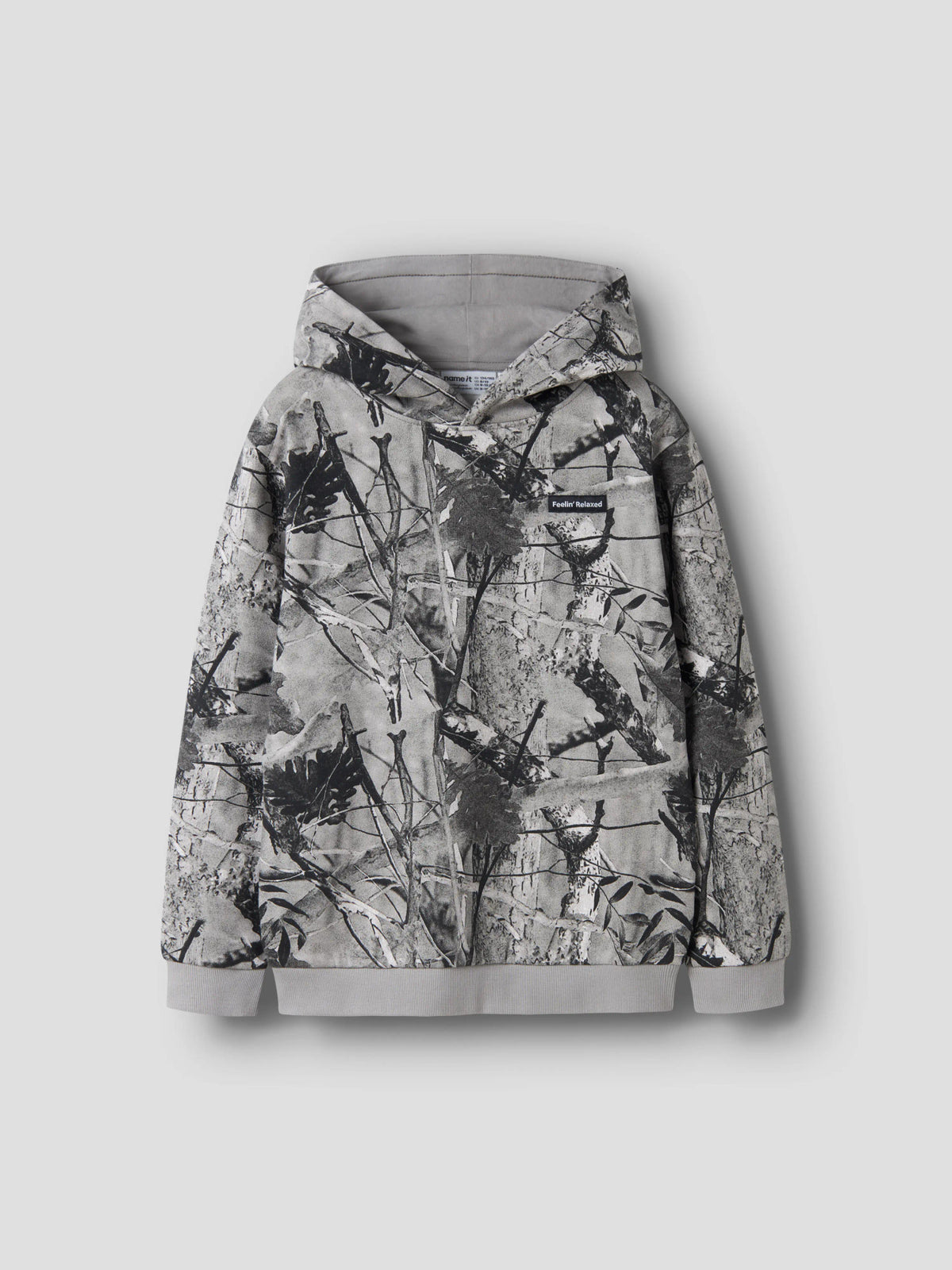 Name It Rasse gråsvart hoodie för pojke med heltäckande skogsmönster och huva.